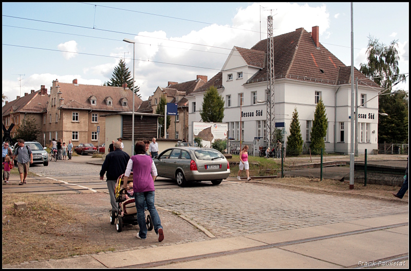 Das Werk liegt in Dessau-Sd und war zum Planungzeitpunkt 1922 somit prdestiniert alle anfallenden Aufgaben zu lsen. Das hat es dann auch getan, es waren bis heute 60 Baureihen dem Werk zugeordnet. So auch die V300, die 1965 das erste Mal bergeben wurde. Am heutigen Bahnhof hlt nur noch jeder zweite Regional-Zug und ist bedeutungslos (80 Jahre Werk Dessau, Dessau-Sd 12.09.2009)