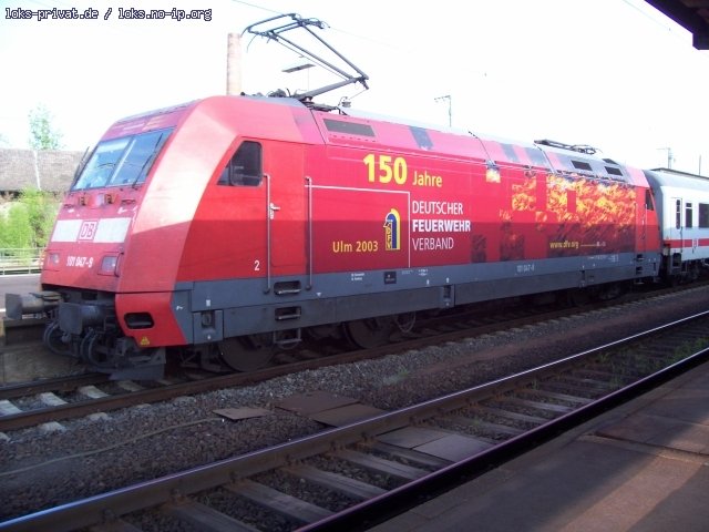 DB 101 047-9  150 Jahre Deutscher Feuerwehrverband Ulm . An der Front wellt sich schon die Folie auf, an der Seite geht sie ab (Bebra, 22.04.2007).