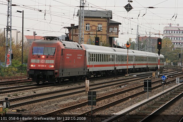 DB 101 058-6 vor dem Stellwerk (Berlin Greifswalder Str, 22.10.2008).