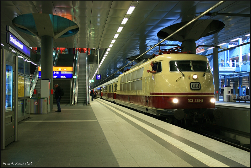 DB 103 235-8 mit dem Sdz 91300 nach Bad Schandau (Berlin Hauptbahnhof tief, 01.07.2009)