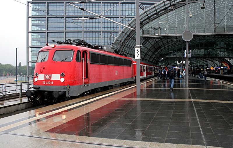 DB 110 410-8 mit DZ 2640 aus Basel Bad Bf (DB Regio AG - RL Hessen, gesehen Berlin Hauptbahnhof 16.05.2009).