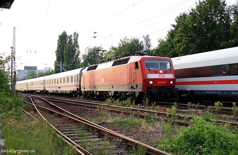 DB 120 132-6 aus dem Gegenlicht (Berlin Greifswalder Str, 08.06.2009).