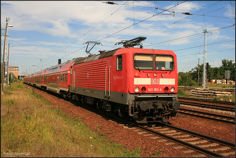 DB 143 163-4  Mein Weg. Der Nahverkehr in Schleswig-Holstein  mit einem Fuballsonderzug nach Magdeburg. Die Doppelstockwagen stammen von der S-Bahn Rostock (140 km/h-Variante, DB Regio AG - RL Nord Kiel, ZWS/ZDS/FMZ/TAV+GPS; gesichtet Berlin Schnefeld, 01.08.2009)