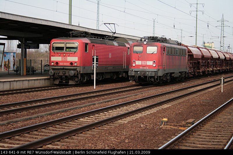 DB 143 641-9 und DB 140 782-4 (KWS/Einholmsa) geben sich ein Stelldichein in Berlin Schnefeld, 21.03.2009
<br><br>
Update zu 140 782: Am 18.12.2009 bei Bender verschrottet
<br>
Update zu 143 641: 2015 in Hamm Rbf z; ++ 26.11.2015 Opladen