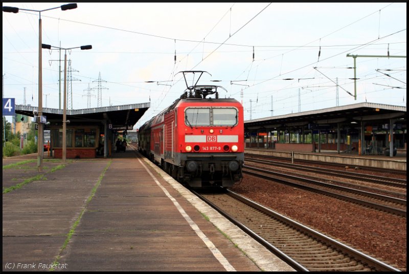 DB 143 877-9 mit dem RE7 nach Wünsdorf-Waldstadt (DB Regio AG - RL Nordost Cottbus, ZWS/ZDS/FMZ/TAV+GPS; gesichtet Berlin Schönefeld, 18.06.2009)