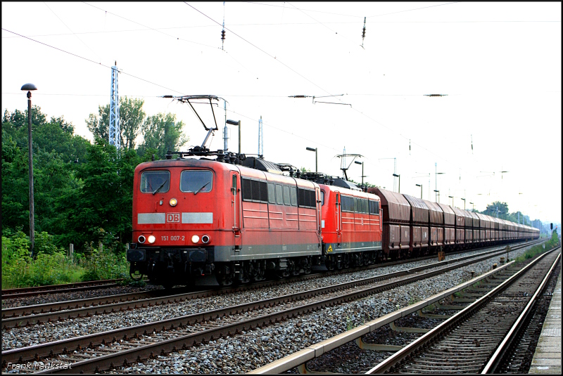 DB 151 007-2 in Traktion mit DB 151 110-4 und Falrrs-Wagen (Berlin Friedrichshagen, 01.07.2009 - Update: z-gestellt Hamm Rbf)