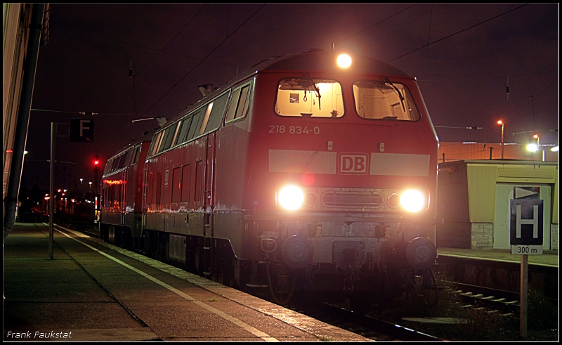 DB 218 834-0 mit einer Schwesterlok beim Kopfmachen (Nchtliches in Berlin Lichtenberg 07.10.2009)