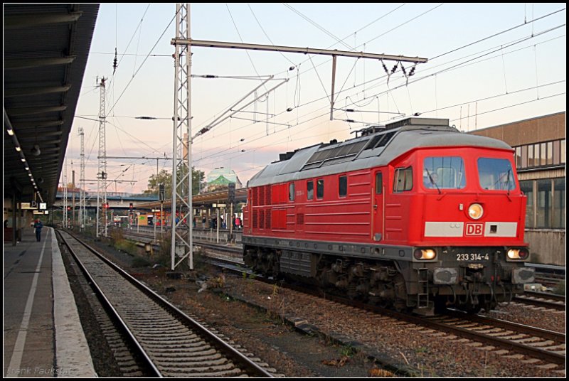 DB 233 314-4 durchfährt den Bahnhof. Ein Gruß an den Tf! (Railion Deutschland AG Halle; Berlin Lichtenberg 12.10.2009