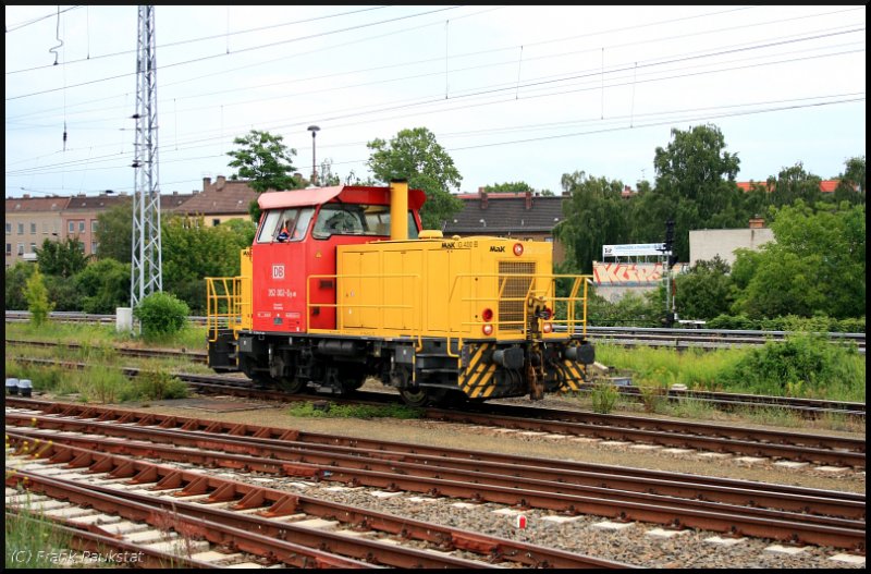 DB 352 002-0 im zweifarbigen Farbschema beim Umsetzen (Bautyp Vossloh G 322, gesehen in Berlin Lichtenberg 19.06.2009).