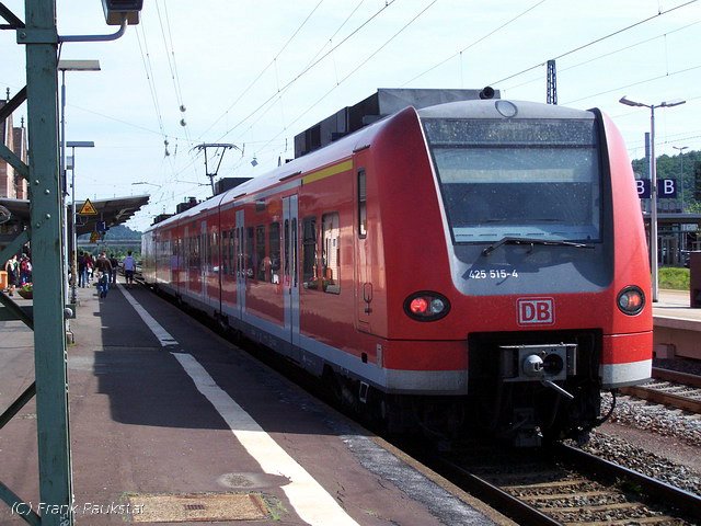 DB 425 015 / 425 515-4 ist ein vierteiliger Triebwagen, hier als RE nach Gttingen (Bad Hersfeld, 04.01.2005)