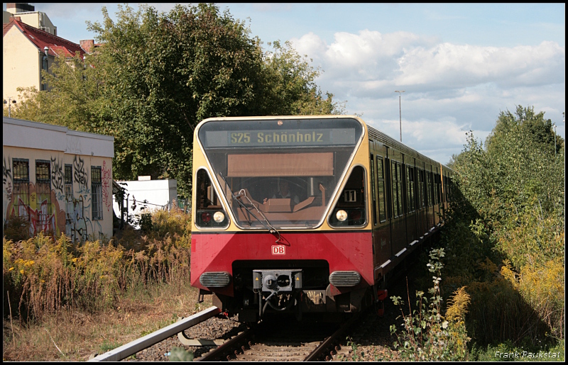 DB 480 562-8 auf der S25 nach Schönholz. Möglich wurde das aufgrund des Problems mit den Bremszylindern an der Baureihe 481, so das auf den noch befahrenen Linien andere Baureihen zum Einsatz kommen (Berlin-Tegel, 11.09.2009)