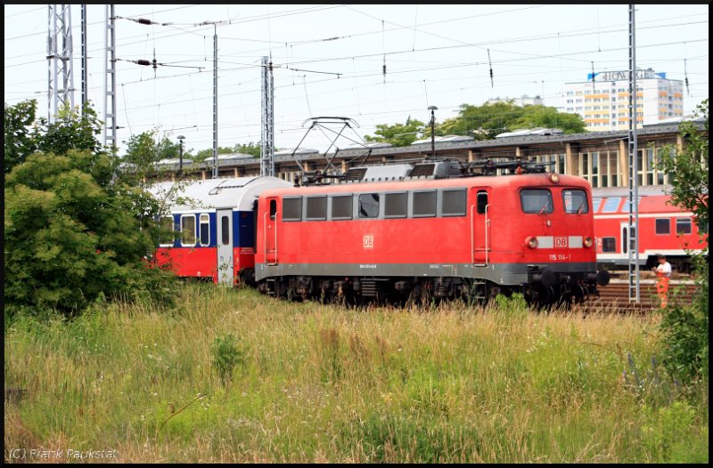 DB AutoZug 115 114-1 beim rangieren im Bw Berlin Lichtenberg, 19.06.2009