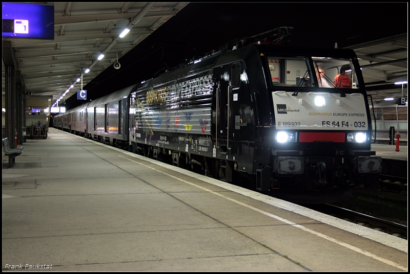 DB AutoZug ES 64 F4-032  Bosphorus Europe Express  kommt zu mitternchtlicher Stunde mit dem DZ 88071 aus Basel an ihrem Ziel an (Angemietet von MRCE, NVR-Nummer: 91 80 6189 932-7 D-DISPO, Class 189-VD, Nchtliches in Berlin Lichtenberg 06.10.2009)