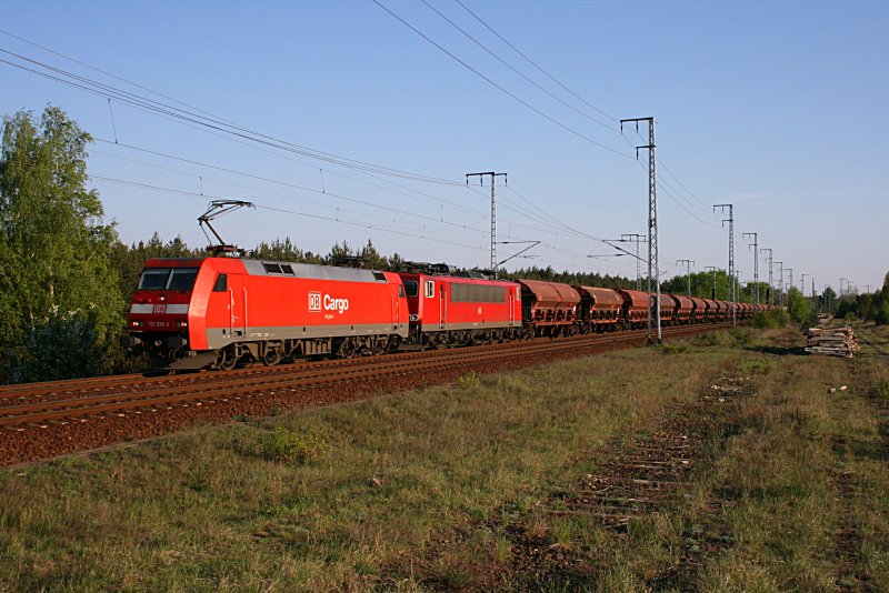 DB Cargo 152 038-6 und dahinter 155 097-9 kalt (DB Schenker Rail Deutschland AG, gesichtet Berlin Wuhlheide 24.04.2009).