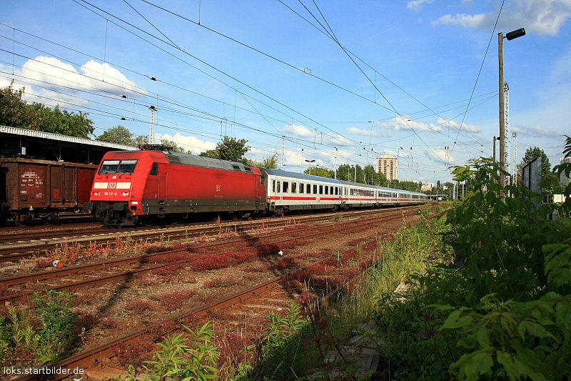 DB Fernverkehr 101 017-2 mit unbekanntem IC (Berlin Greifswalder Str, 08.06.2009).