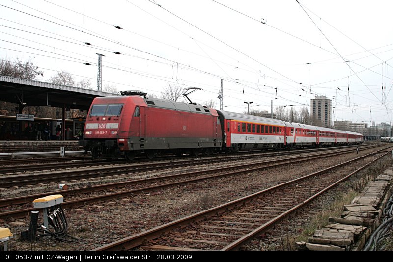 DB Fernverkehr 101 053-7 mit CD-Kurswagen (Berlin Greifswalder Str, 28.03.2009).