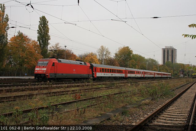 DB Fernverkehr 101 062-8 mit CD-Kurswagen (Berlin Greifswalder Str, 22.10.2008).