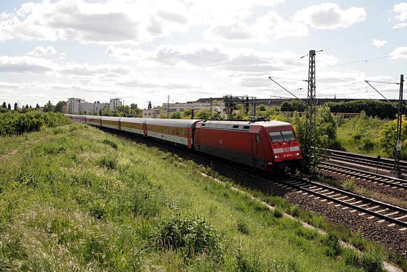 DB Fernverkehr 101 081-8 fuhr mit einem IC durch Berlin Bornholmer Str, 12.05.2009