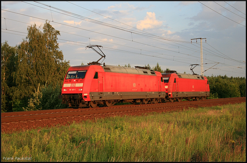 DB Fernverkehr 101 107-1 in Traktion mit DB 101 120-4 Lz (Berlin Wuhlheide, 24.06.2009)