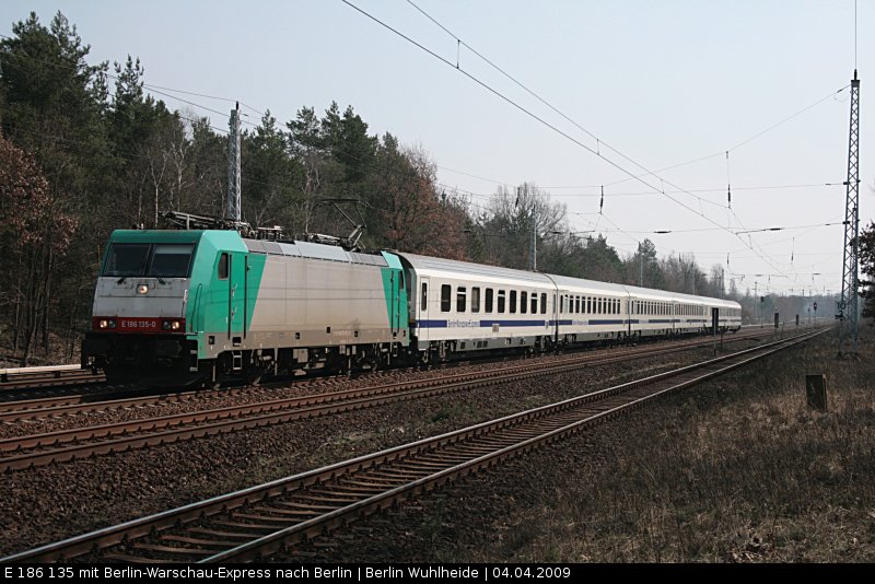 DB Fernverkehr E 186 135 mit dem Berlin-Warschau-Express (gesichtet Berlin Wuhlheide 04.04.2009).