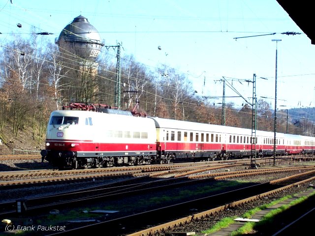 DB Museum 103 184-8 mit einem TEE-Zug. Im Hintergrund der Wasserturm des alten Bw (Bebra, 11.03.2007)