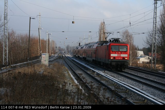 DB Regio 114 007-8 mit dem RE3 nach Wünsdorf-Walstadt bei angedeutetem Schnee (gesichtet Berlin Karow, 23.01.2009).