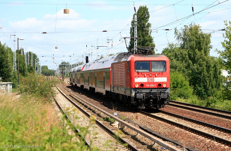 DB Regio 114 015-1 mit dem RE38351 nach Elsterwerda im schönsten Sonnenschein (gesichtet Berlin Karow, 16.06.2009).