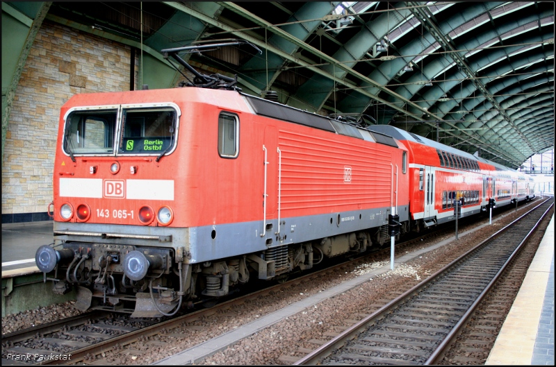 DB Regio 143 065-1 mit der RB 28522 im S-Bahn Ersatzverkehr nach Potsdam Hbf auf Gleis 1 (gesichtet Berlin Ostbahnhof, 14.07.2009)