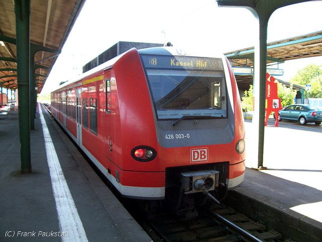 DB Regio 426 003-0 ist ein zweiteiliger Triebwagen, hier gerade in den Endbahnhof Kassel eingefahren, 04.01.2005