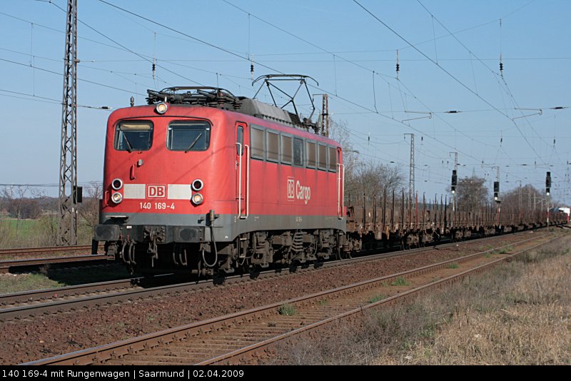 DB Schenker 140 169-4 mit Rungenwagen Richtung Seddin (Saarmund, 02.04.2009)
<br>
++ 13.11.2019 bei Bender, Opladen