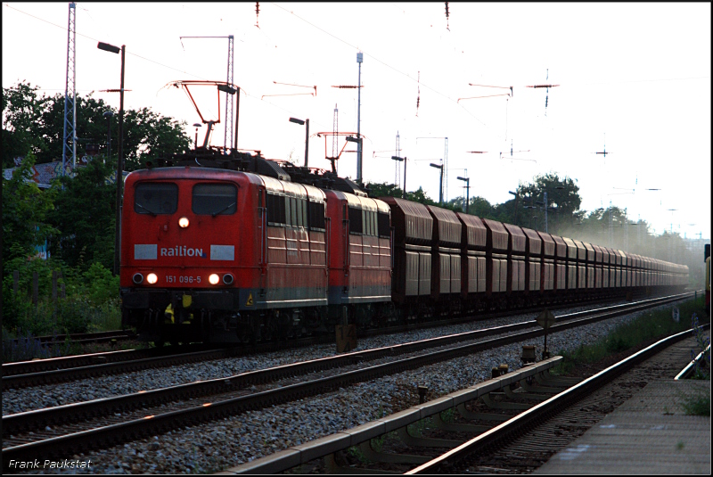 DB Schenker 151 096-5 in Traktion mit 151 101-3 und Falrrs-Wagen die kräftig staubten (Berlin Friedrichshagen, 01.07.2009)