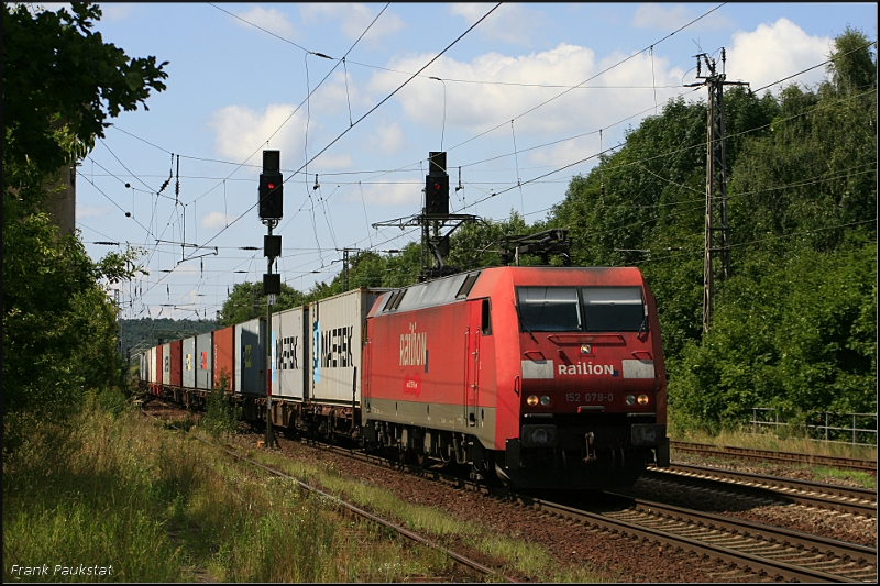 DB Schenker 152 079-0 mit Container Richtung Genshagener Heide (DB Schenker Rail Deutschland AG, gesichtet Nuthetal-Saarmund 05.08.2009)