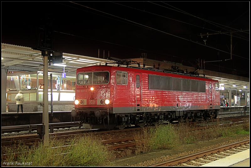 DB Schenker 155 037-5 gibt sich am Signal ein Stelldichein mit den anwesenden Fotografen (Nächtliches in Berlin Lichtenberg 07.10.2009)