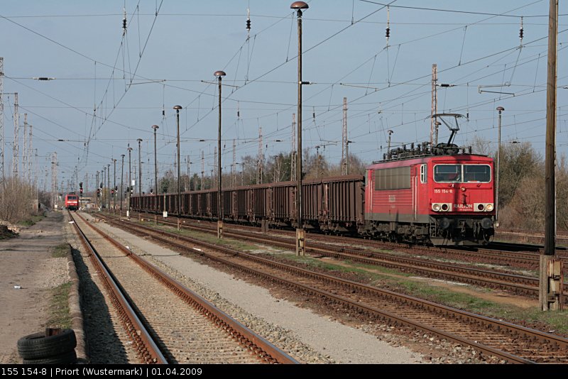 DB Schenker 155 154-8 mit Eanos-x-Zug (Priort/Wustermark, 01.04.2009)
<br><br>
Update: 19.03.2015 in Opladen verschrottet