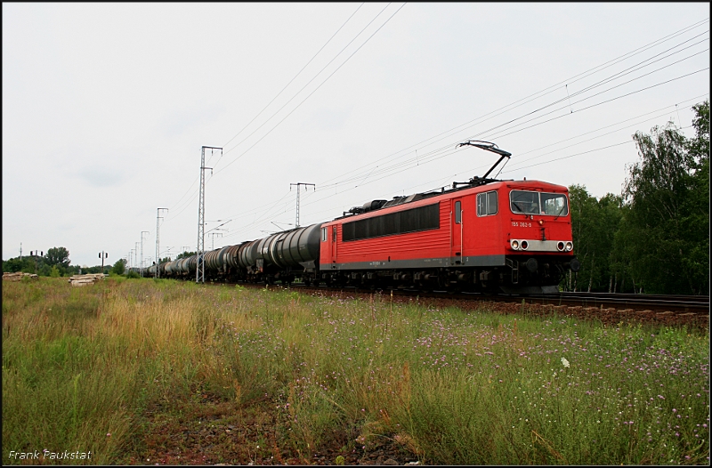 DB Schenker 155 262-9 (ohne Logo/Beschriftung) mit Kesselzug bei trüben und regnerischem Wetter unterwegs. Einen Gruß an den Tf! (Berlin Wuhlheide, 18.07.2009)
<br><br>
- Update: 09/2012 in Rostock-Seehafen zA; 08/2013 nach Mukran überführt; 22.10.2014 in Opladen zerlegt