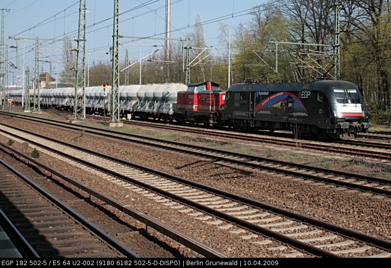 Den EGP-Taurus ES 64 U2-002 / 182 502-5 endlich erwischt. Dahinter kalt EGP 212 024-4 (Berlin Grunewald, 10.04.2009).