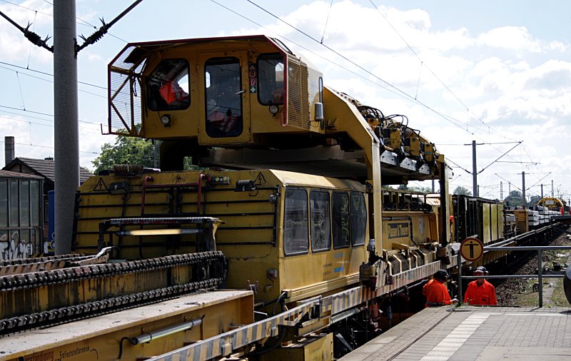 Der Portalkran transportiert die neuen Schwellen von den Rungenwagen zum SUM 312 (Falkensee, 23.05.2009).