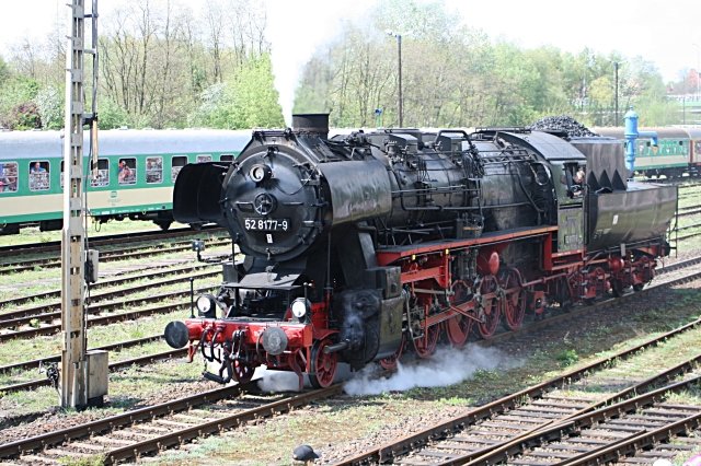 Die deutsche 52 8177-9 der Dampflokfreunde Berlin e.V. auf ihrer ersten Paradefahrt zum Fest (Wolsztyn, 03.05.2008).