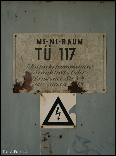 Die DR ist noch gegenwrtig, wenn auch manchmal nicht sofort sichtbar. Ein Hinweisschild am Mittel-/Niederspannungsraum T 117 (Grnheide-Fangschleuse, 20.08.2009)