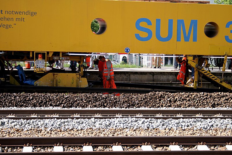 Die Mitarbeiter kontrollieren nach und mssen ggf nachhelfen (Falkensee, 23.05.2009)