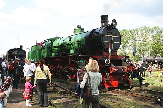 Die ungarische 109.109 war nicht nur aufgrund ihrer Farbgebung ein hingucker. Das Lokpersonal war auch sehr freundlich. Die 109.109 stammt ursprnglich von der sterreichischen Sdbahn (Wolsztyn, 03.05.2008).