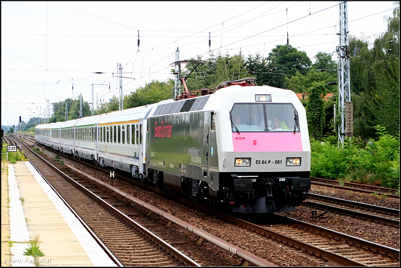 DISPO ES 64 P 001 im neuen Farbkleid Richtung Hannover auf Testfahrt. Es handelt sich dabei um den Prototypen der Siemens EuroSprinter-Typenfamilie. Gruß an die 2 im Führerstand und an den Vormelder! (NVR-Nummer: 91 80 6127 001-6 D-DISPO, PCW 8, gesichtet Berlin Hirschgarten 14.07.2009)