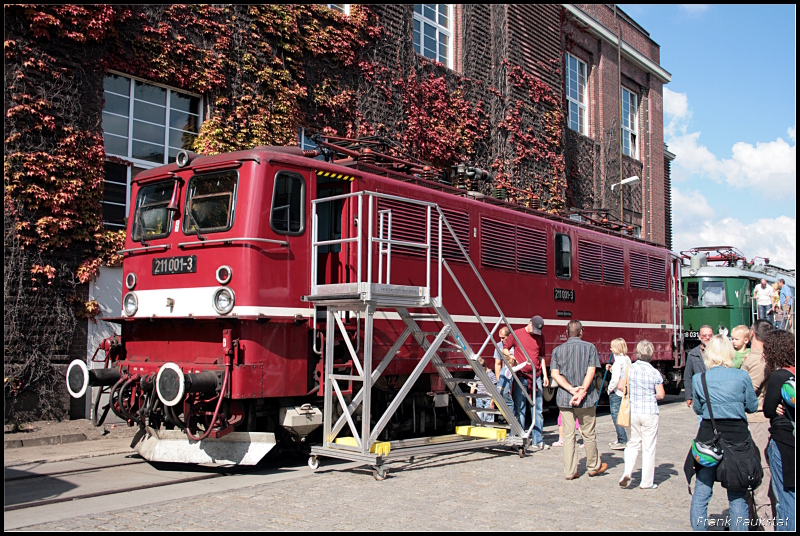 DR 211 001-3 war eine Versuchslok des LEW Hennigsdorf und zu Gast beim Geburtstagsfest des Aw in Dessau. Natürlich waren die  alten Maschinen  der Publikumsmagnet schlechthin (80 Jahre Werk Dessau, Dessau-Süd 12.09.2009)