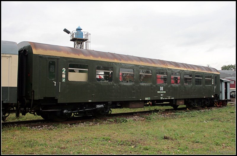 DR 50 80 28-15 718-0 Bghw.522 ist ein grn lackierter Reisezugwagen 2. Klasse und wurde im Raw Halberstadt 1968 gebaut (Eisenbahnfest des TEV zum Weimarer Zwiebelmarkt, Weimar 10.10.2009)