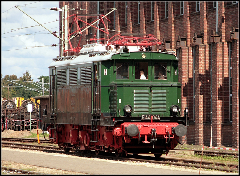 E44 044 stand für Führerstandmitfahrten bereit (seit 2007: NVR-Nummer 97 80 8144 044-5 D-DB, Raw Dessau, 80 Jahre Werk Dessau, Dessau-Süd 12.09.2009)