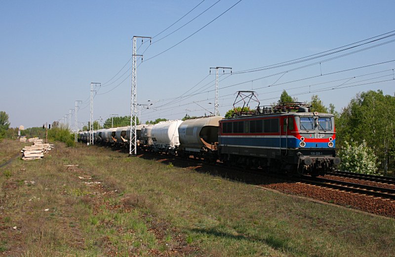 EGP 109 028-1 mit dem Kesselwagenzug (Berlin Wuhlheide, 24.04.2009).