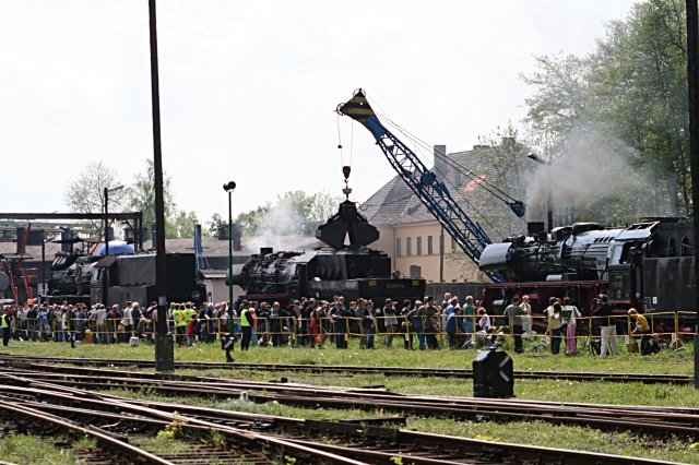 Ein Blick hinber zur Bekohlungsanlage. Hier wird noch mit einem Kran Schaufel fr Schaufel die Kohlen in die Tender gebracht (Wolsztyn, 03.05.2008).