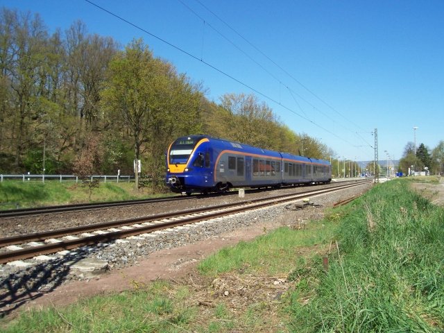 Ein Flirt von cantus bei der Ausfahrt aus dem Haltepunkt und nun unterwegs nach Bebra (Wehretal-Reichensachsen, 14.04.2007)