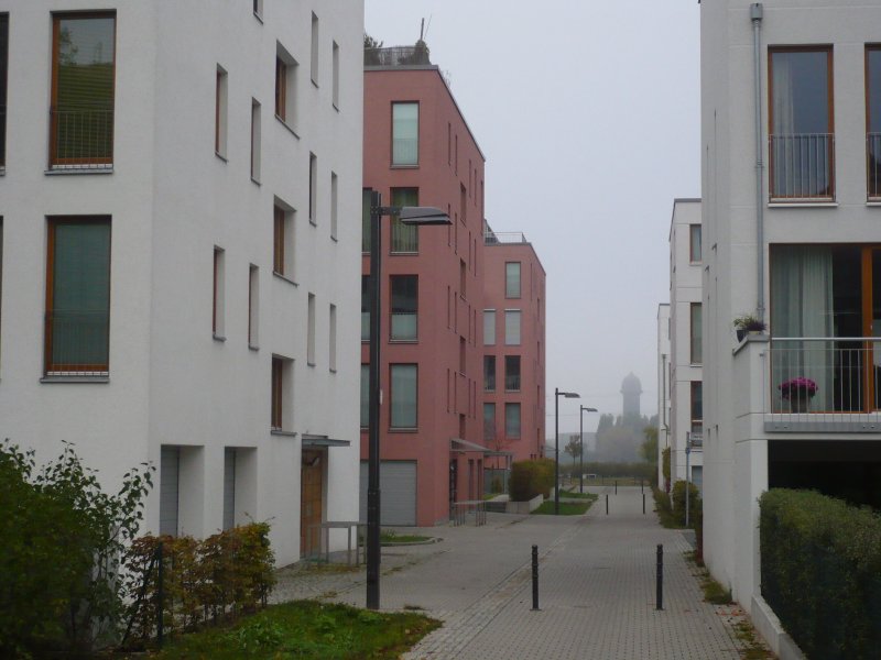 Ein weiteres positives Beispiel nach dem Motto: motorisierten Verkehr b�ndeln, damit Freir�ume f�r andere schaffen. Die Parkpl�tze dieser Stra�e sind gut erreichbar, dennoch kann die Stra�e nicht von Kraftfahrzeugen befahren werden.