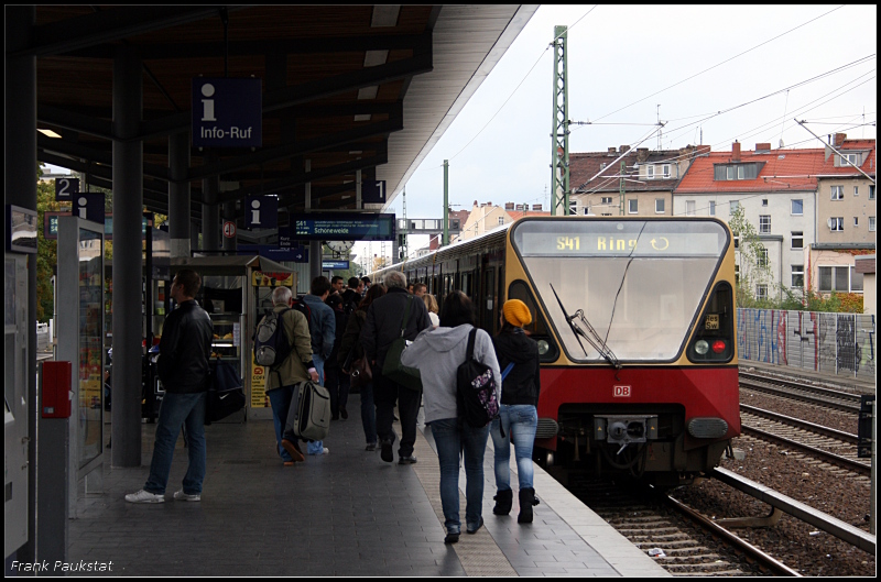 Ein Zug der Baureihe 480 bei schmuddeligem Wetter als S41 auf der Ringbahn unterwegs nach Schöneweide. Interessant die Umlaufnummer  Res Sw  rechts am Wagen (Berlin Wedding, 02.01.2009)